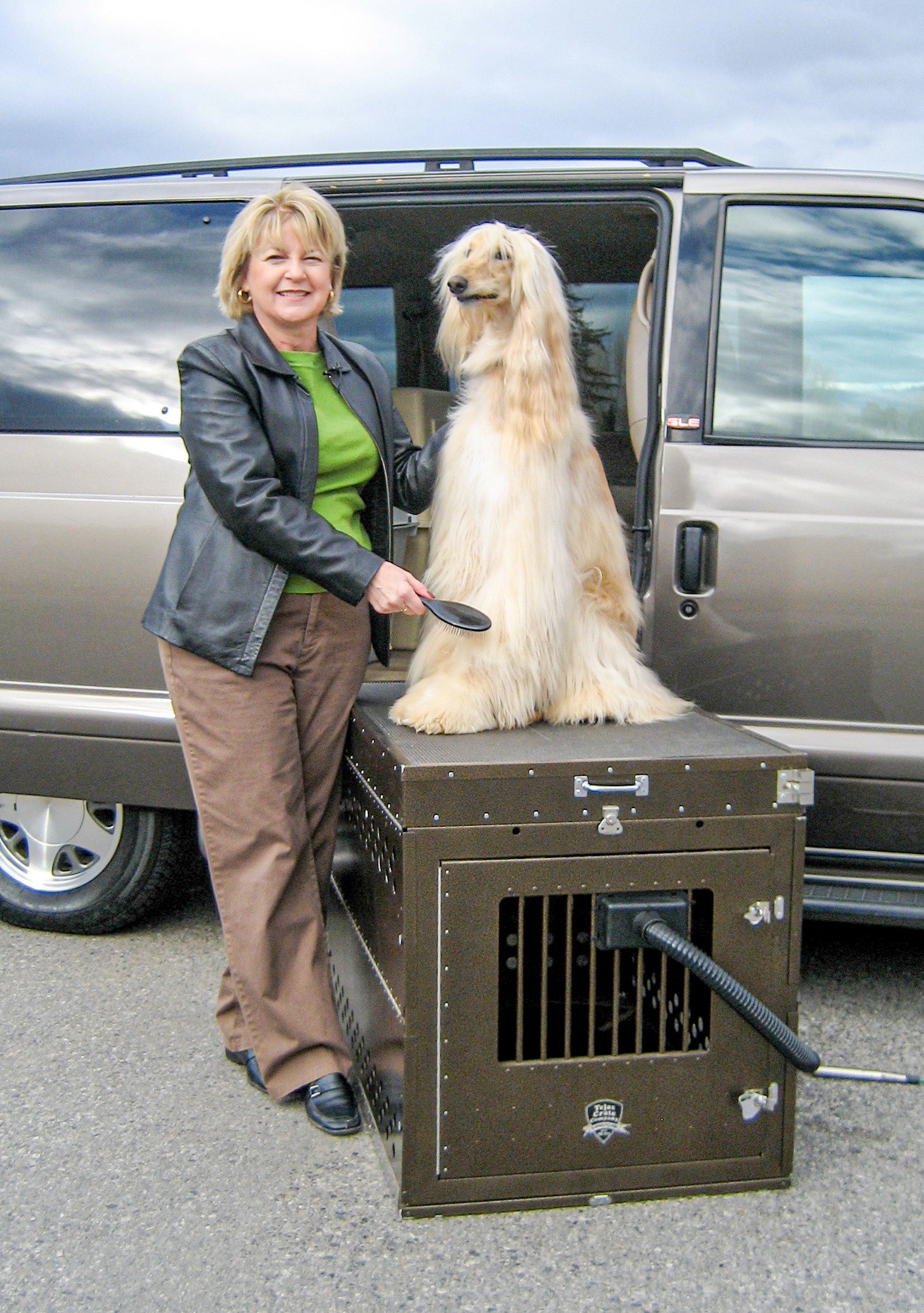 CoolK9 sending cool air to Luxury Dog Crate for show dog